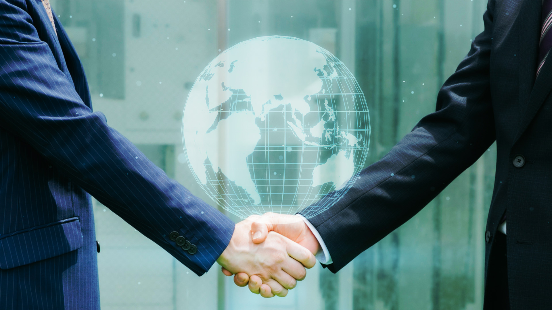 手をつなぐ人々